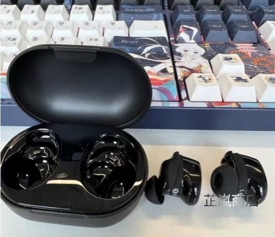 新型QuietComfortノイズキャンセリングヘッドホンモノクロ