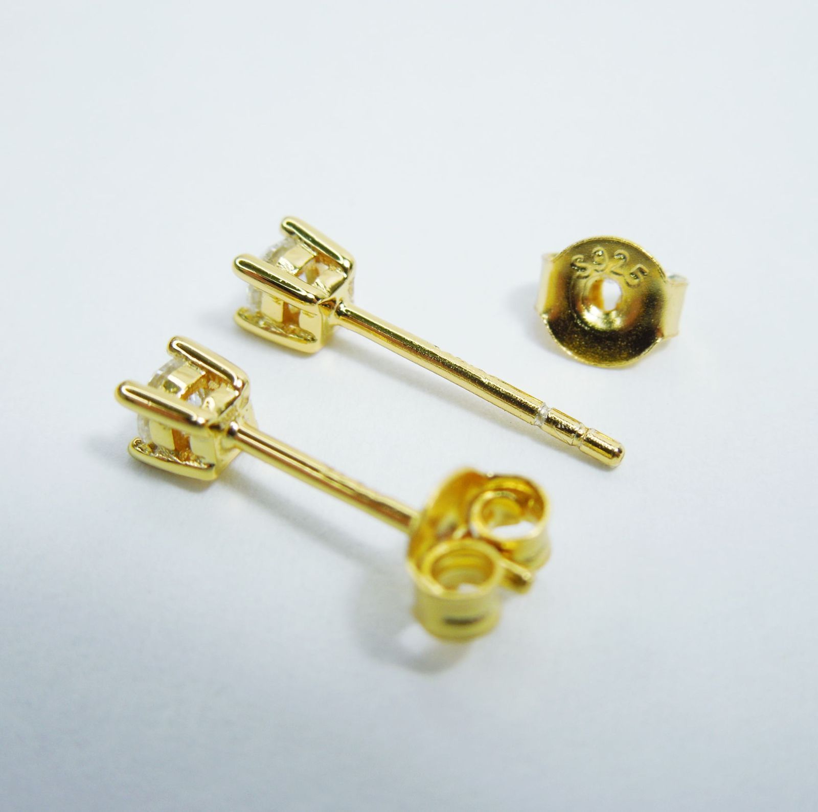 K18GP 3EX 1ct 計2ct ゴールド モアサナイト 6爪 ペアピアス 3EX 1ct 合計2ct モアサナイト 6爪 ペアピアス 1ct×2 - メルカリ