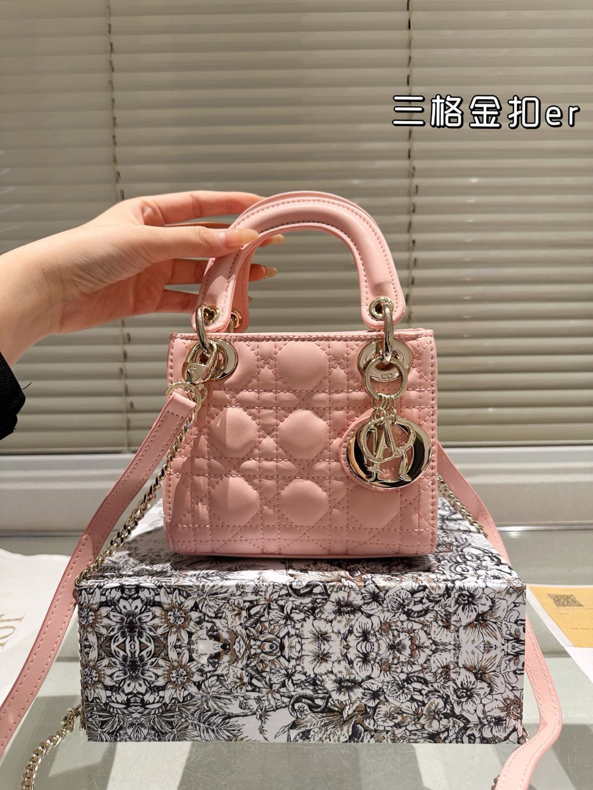 今日特価】Dior Lady Dior Lambskin Bag with Foldable Gift Box