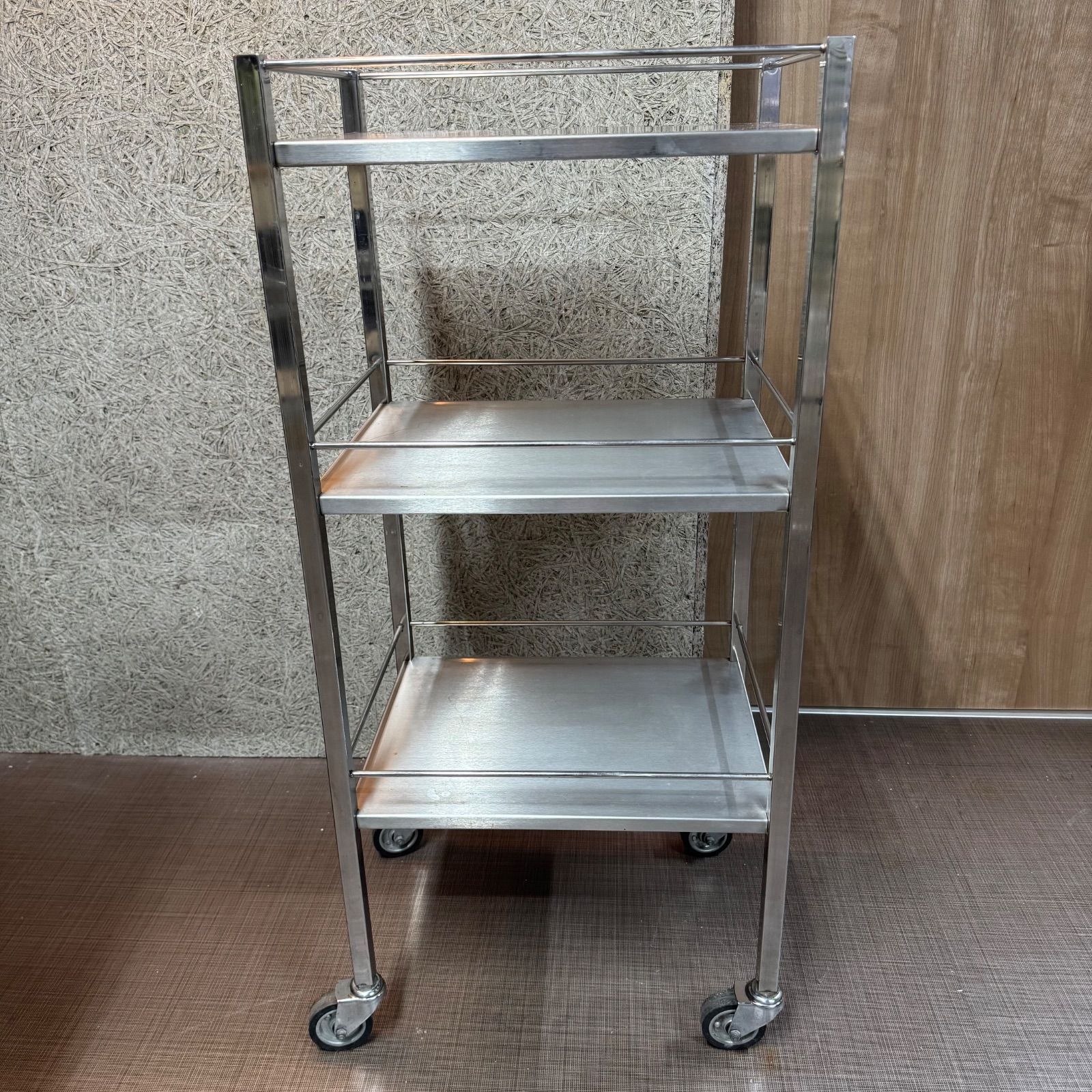 【中古】ステンレスワゴン　キャスター付きワゴン　理美容室にどうぞ