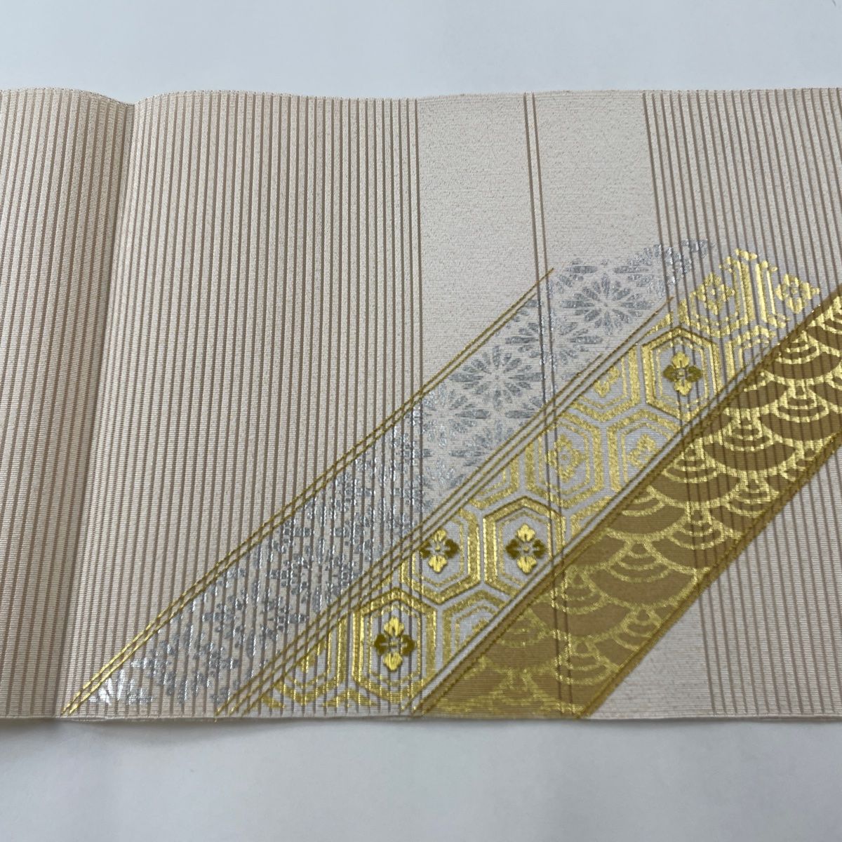 作者不明　絹本　架鷹図　日本画　白鷹　金モール刺繡　額装　BK58 作者不明 絹本 架鷹図 日本画 白鷹 金モール刺繡 額装 BK58