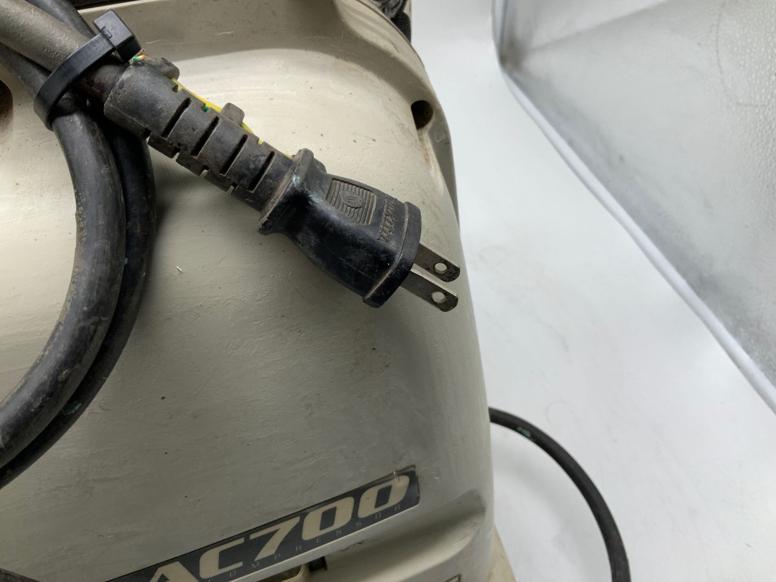 中古品】☆Makita/マキタ 常圧エアコンプレッサー AC700 [ITNUOJS8YCIA 