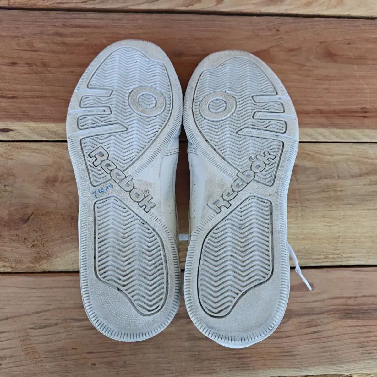 テニスシューズ