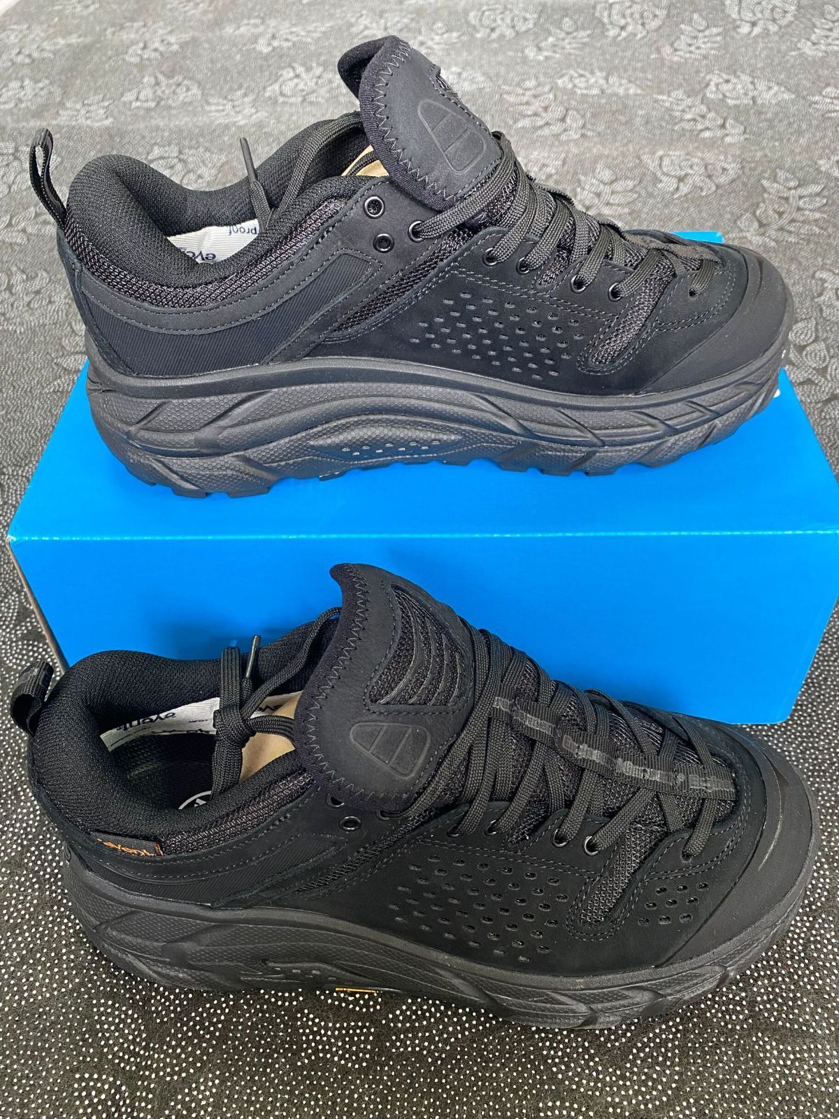 ONE 防水スニーカー