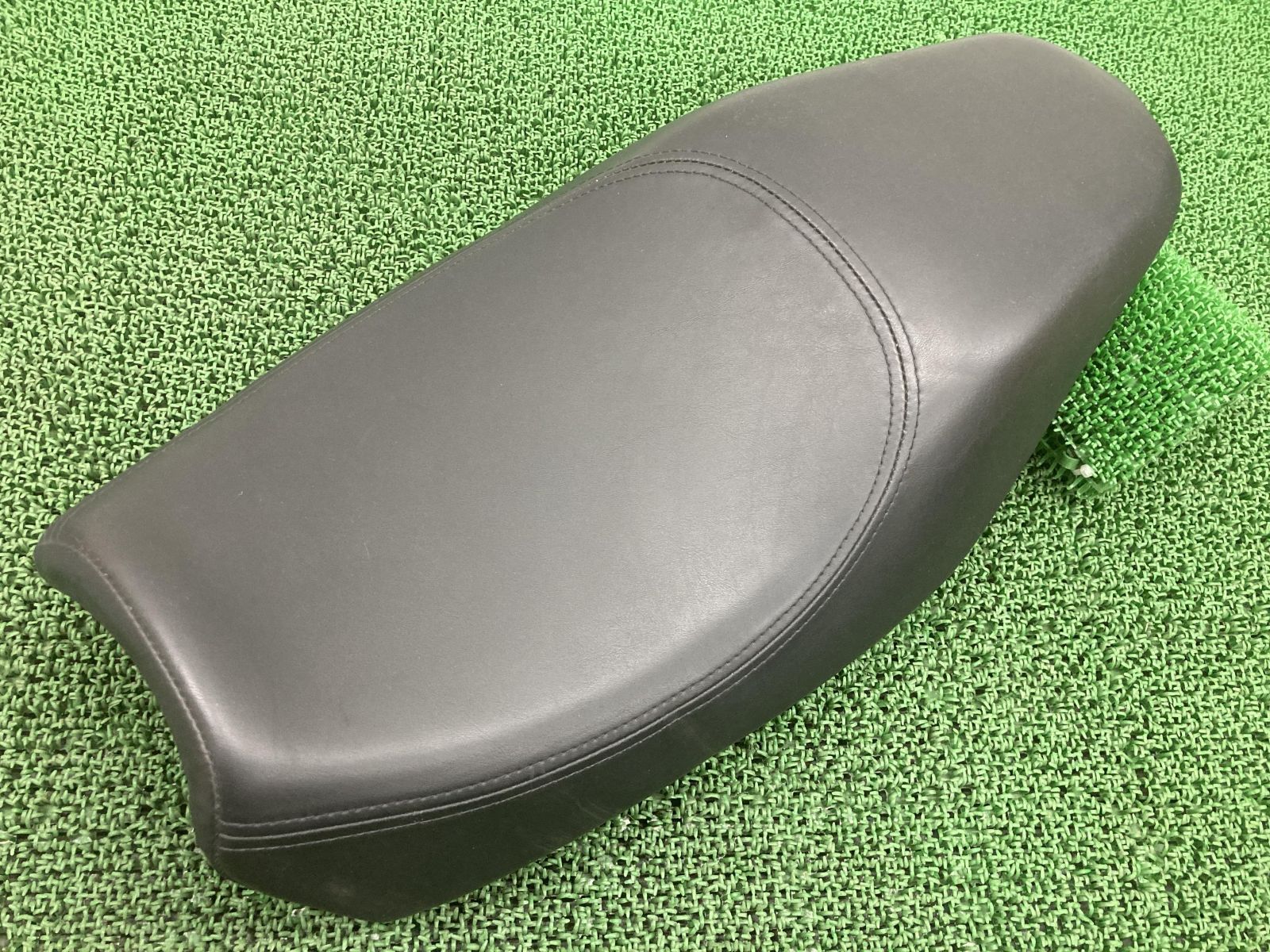 XG750 シート 25329 ハーレー 純正 中古 バイク 部品 ストリート750 ノーマルトラッカーシート 修復素材に 破れ無し 車検 Genuine