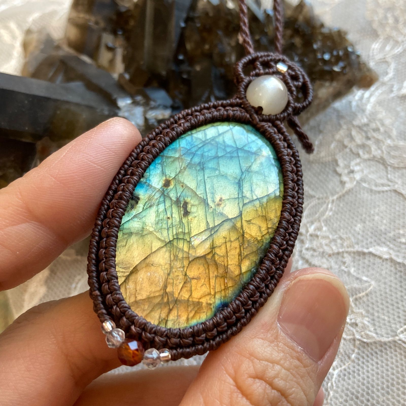 大きめラブラドライト（マダガスカル産）マクラメ編みペンダント