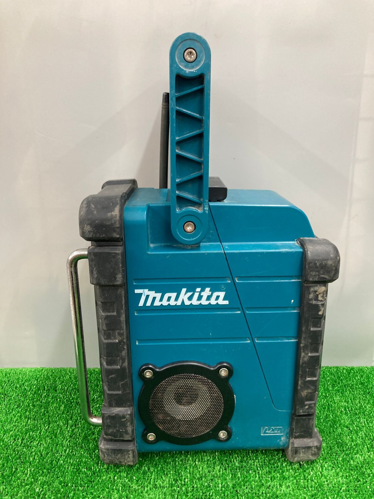 【中古品】【0922】★makita 充電式ラジオ MR102　本体のみ　ITHNB315OME8