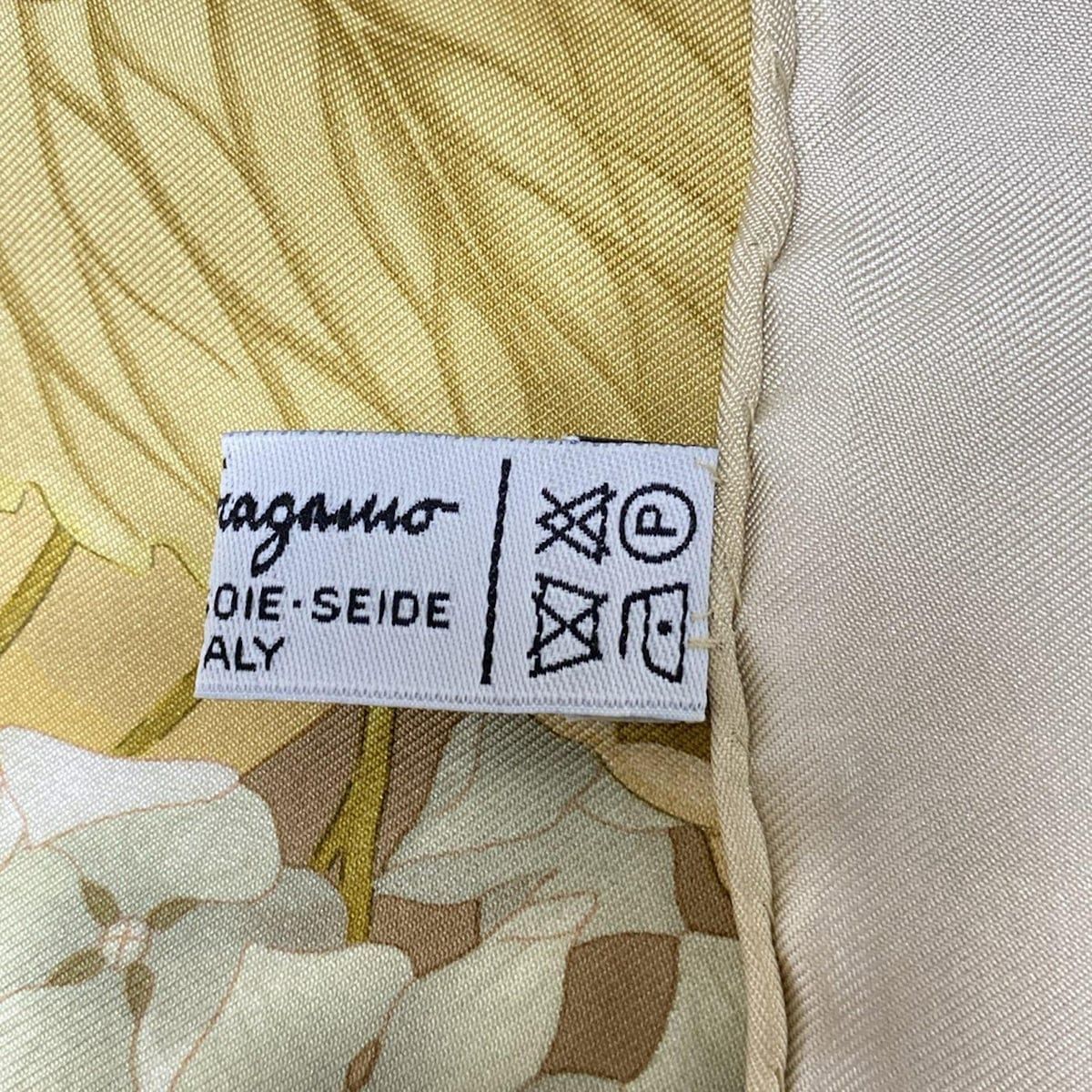 ☆美品☆ サルヴァトーレフェラガモ スカーフ 花柄 カーキ アイボリー FERRAGAMO/SalvatoreFerragamo(サルバトーレフェラガモ