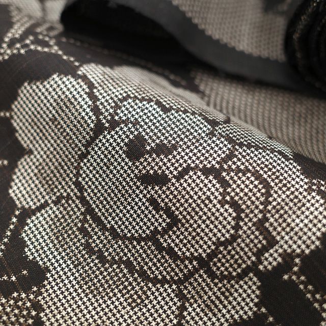  本場大島紬 着物 着尺 反物 泥染め 手織り 正絹 ７マルキ 一元式 こげ茶色 椿 花 カジュアル 普段着 お出かけ ショッピング 観劇 コンサート 大島紬 紬 つむぎ 販売 リサイクル 未仕立て みやがわ sb 13923 紬 着物反物