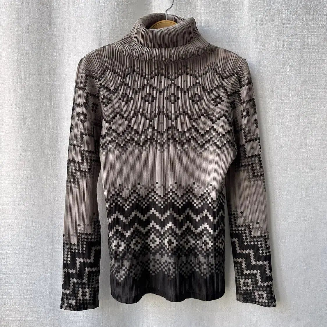 イッセイミヤケのプリーツプリーズ、ハイネック、茶、サイズ3 Pleats Please Issey Miyake ハイネック プリーツトップ