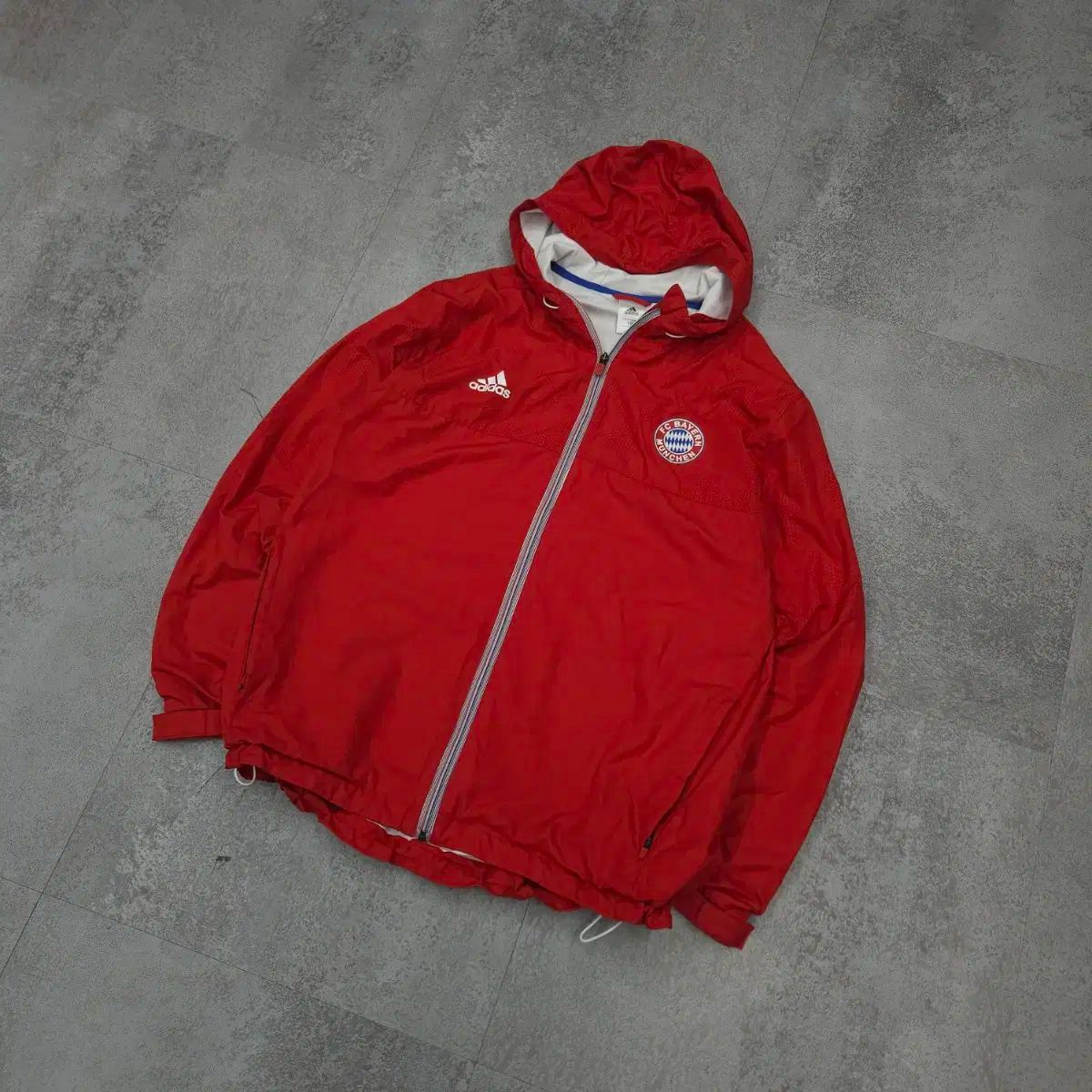 adidas Originals バイエルンミュンヘン ウインドブレーカー