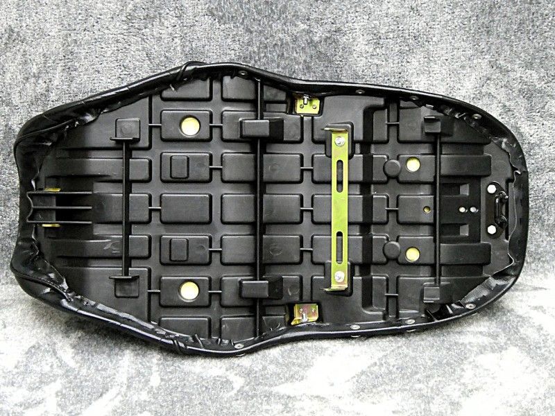 バリオスⅠ型 鋲打ち 黒皮 タックロールシート|ブラック リベット スタッズ ボタン レザー 段シート あんこ抜き 完成品 ZR250A ダブルシート へっぽこ社長