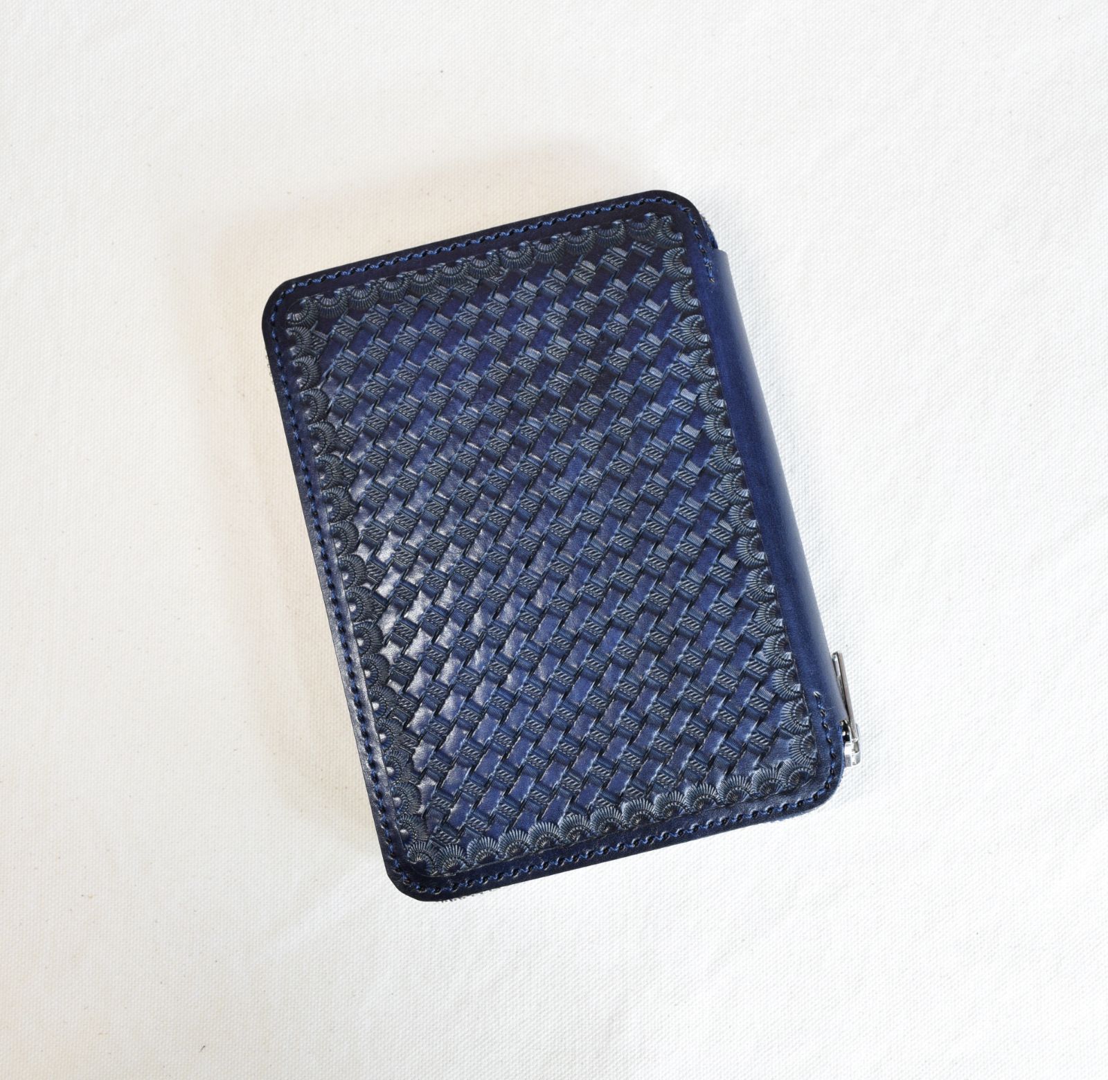 スタンピングと染色を施したヌメ革の手帳 A