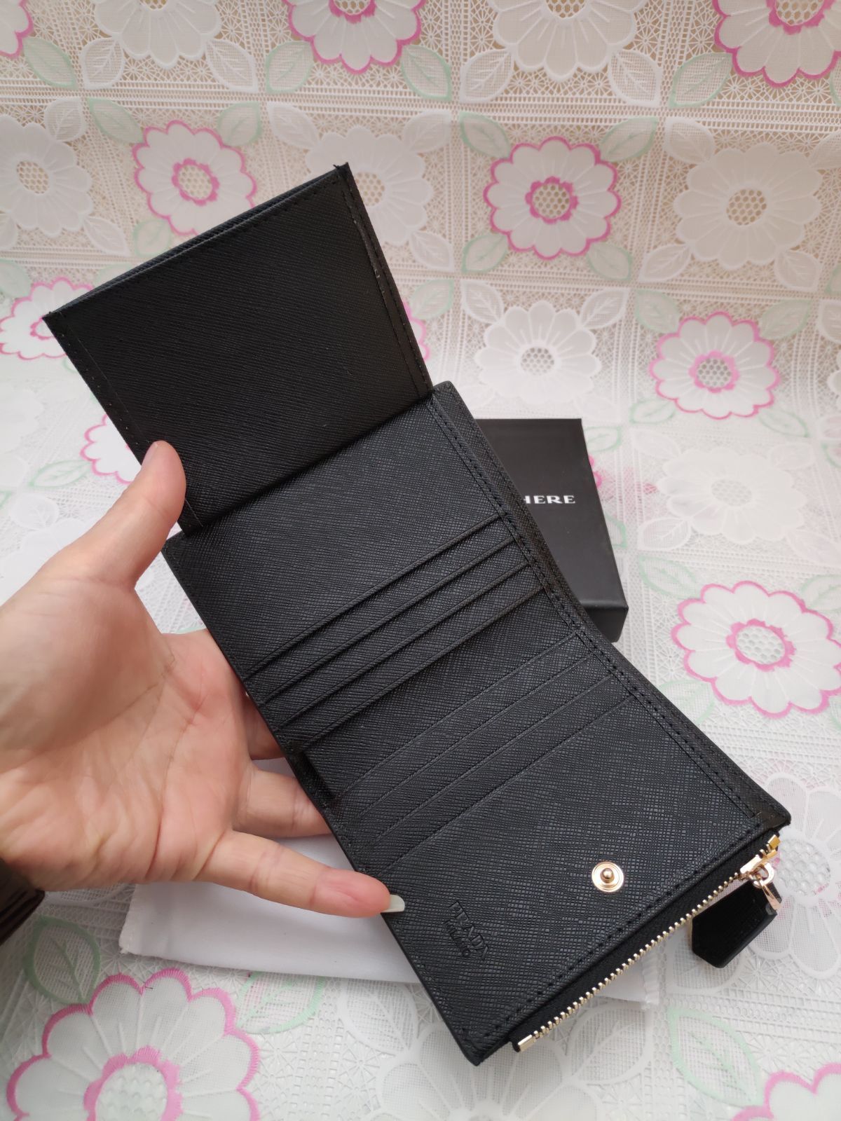 大人気】PRADA プラダ 二つ折り 財布 サフィアーノ レザー ブラック