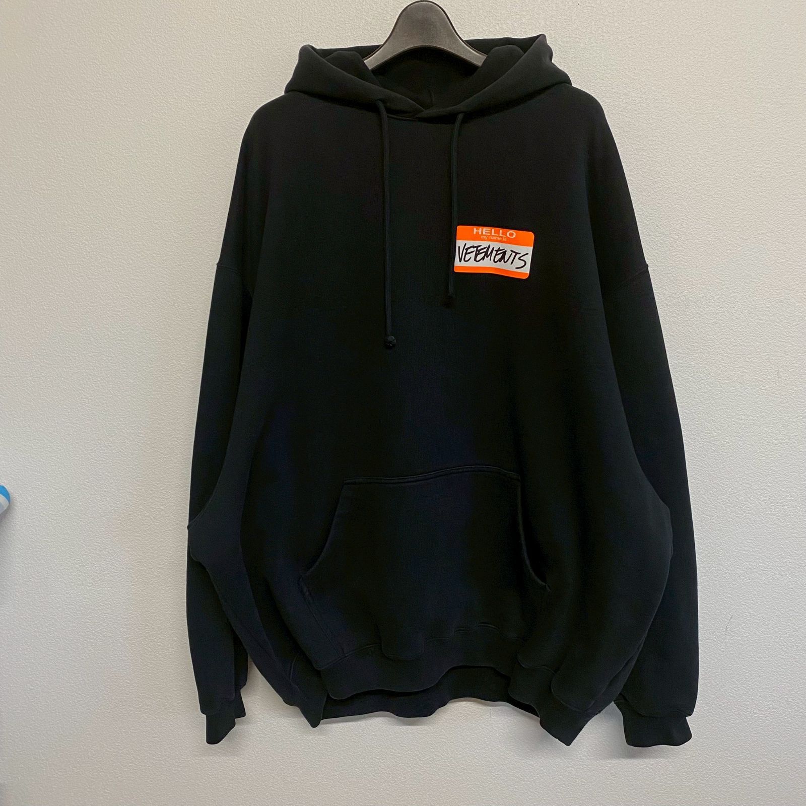 VETEMENTS ヴェトモン Hello My Name is プリント 黒 ブラック 