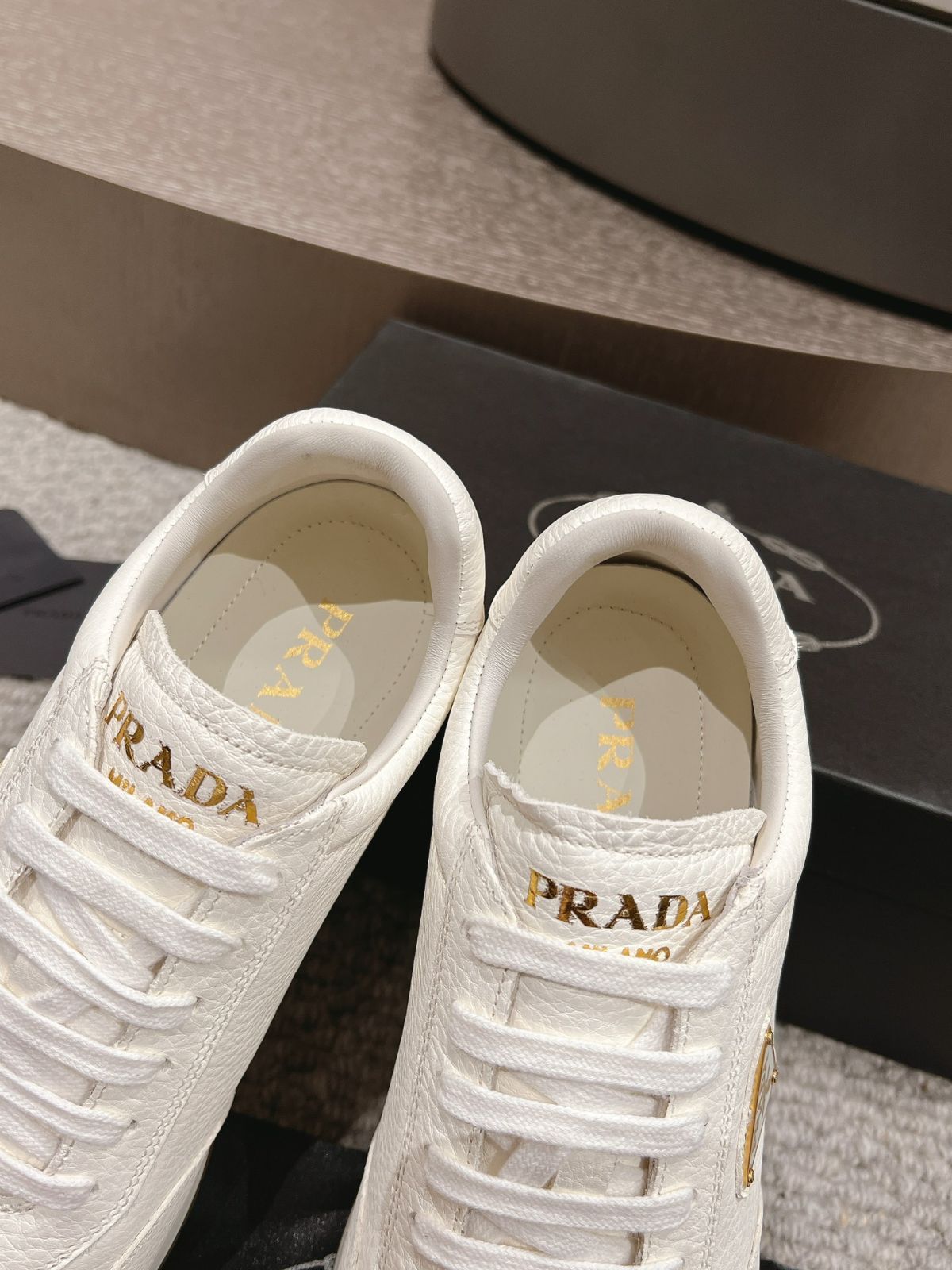 Prada プラダ 三角ロゴ スニーカー