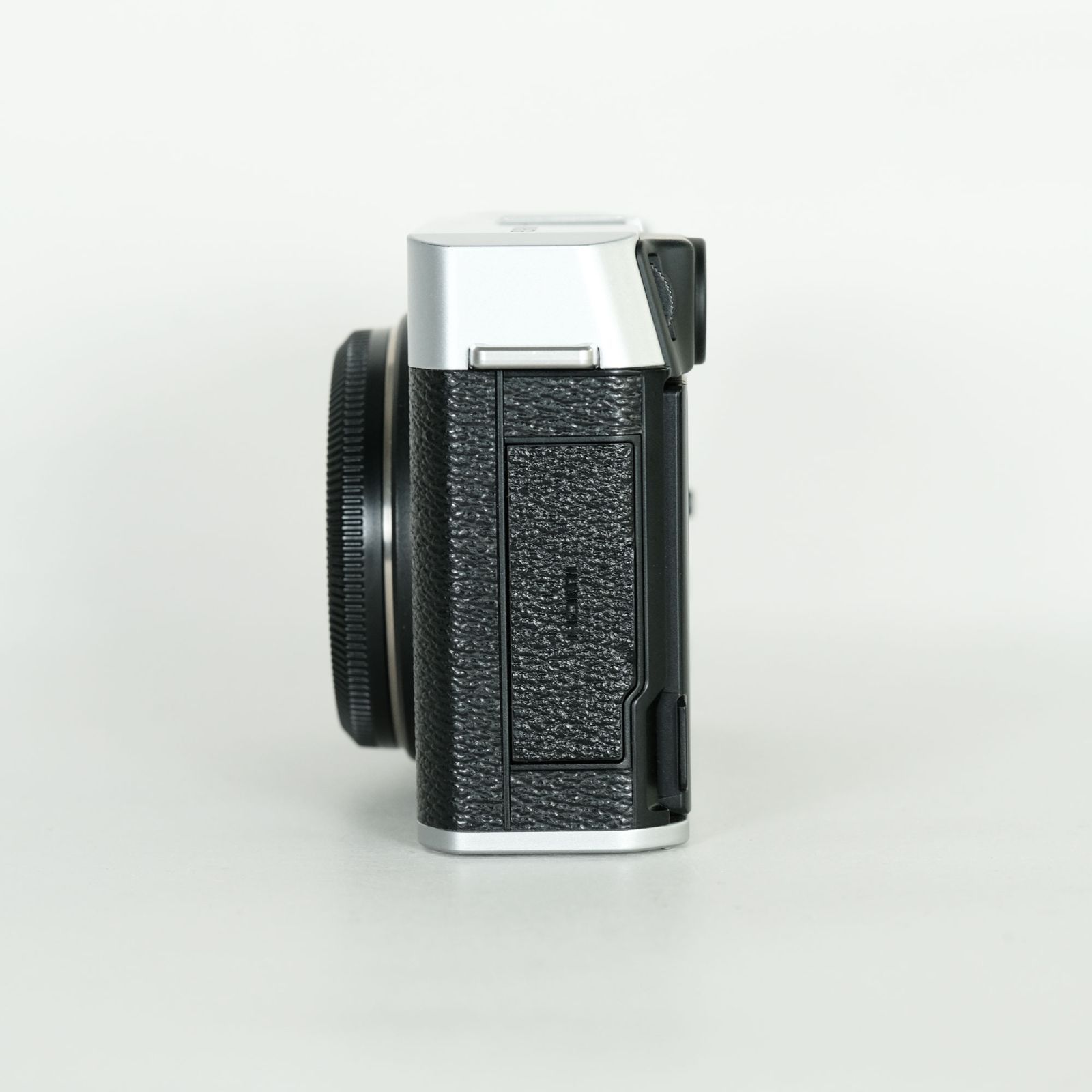 富士フイルム - 美品 ショット数732枚Fujifilm X-E4 バッテリー2個付き 美品｜シャッター数9,435回｜バッテリー2個・チャージャー付