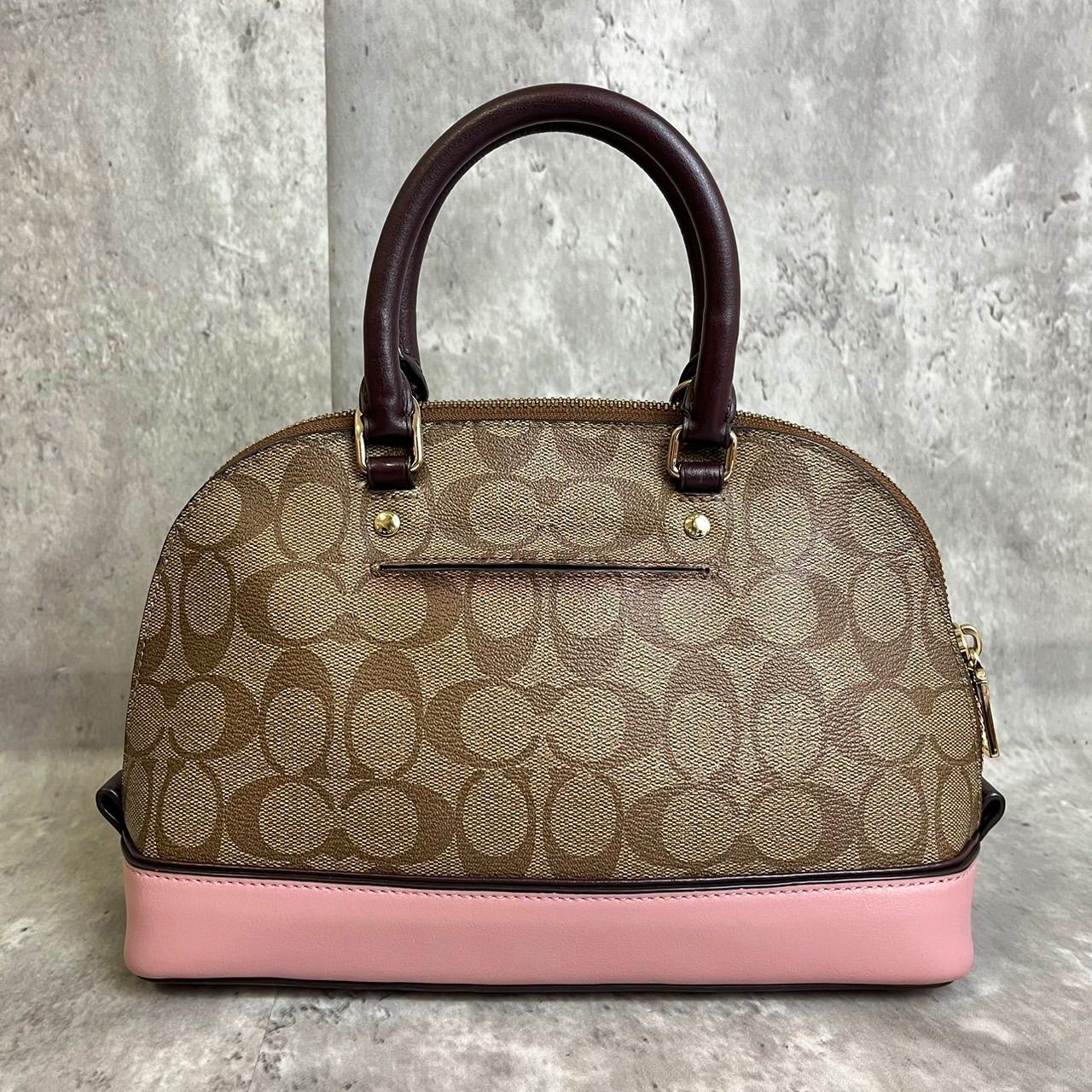 ✨極美品✨ COACH コーチ 2way ショルダーバッグ トートバッグ ドーム型 シグネチャー バイカラー 総柄 馬車金具 チャーム ゴールド金具  ロゴ型押し PVCレザー 肩掛け レディース ベージュ 肌色 ブラウン 茶色 - メルカリ