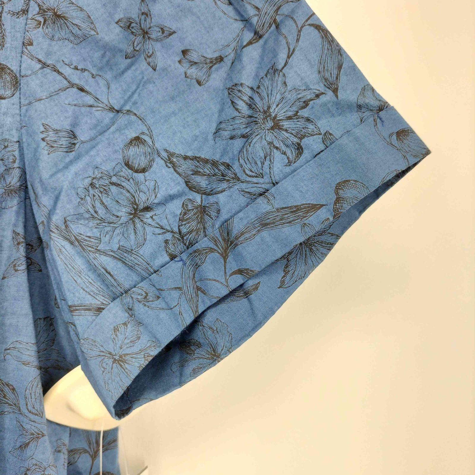 J.Sloane(ジェイスローアン) ボタニカル柄 ショートスリーブシャツ レディース JPN：2  中古 古着 0229 ジェイスローアン J.Sloane ボタニカル柄 ショートスリーブ