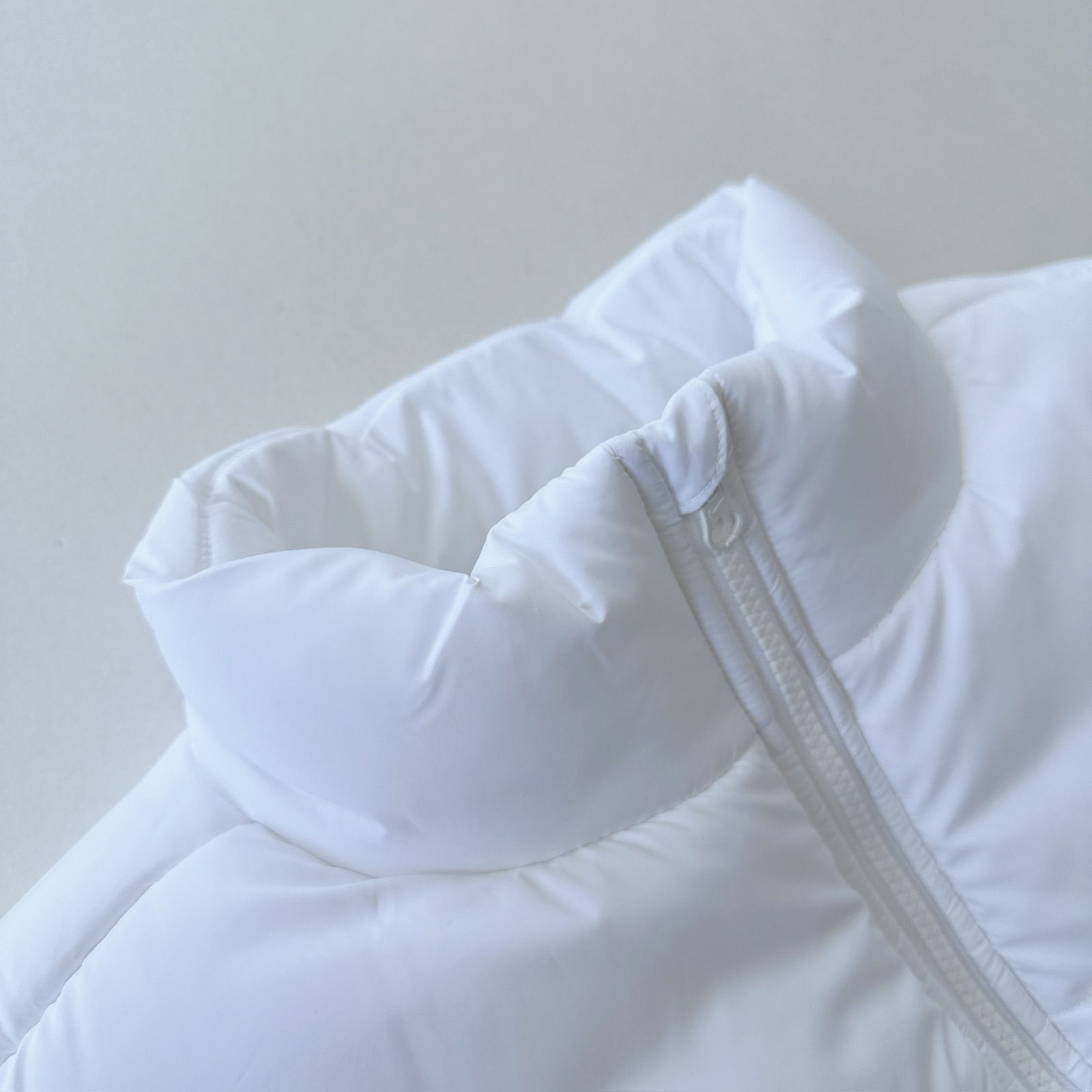 Nike ナイキ ホワイト ダウンベスト ワンポイント スウッシュ 刺繍ロゴ