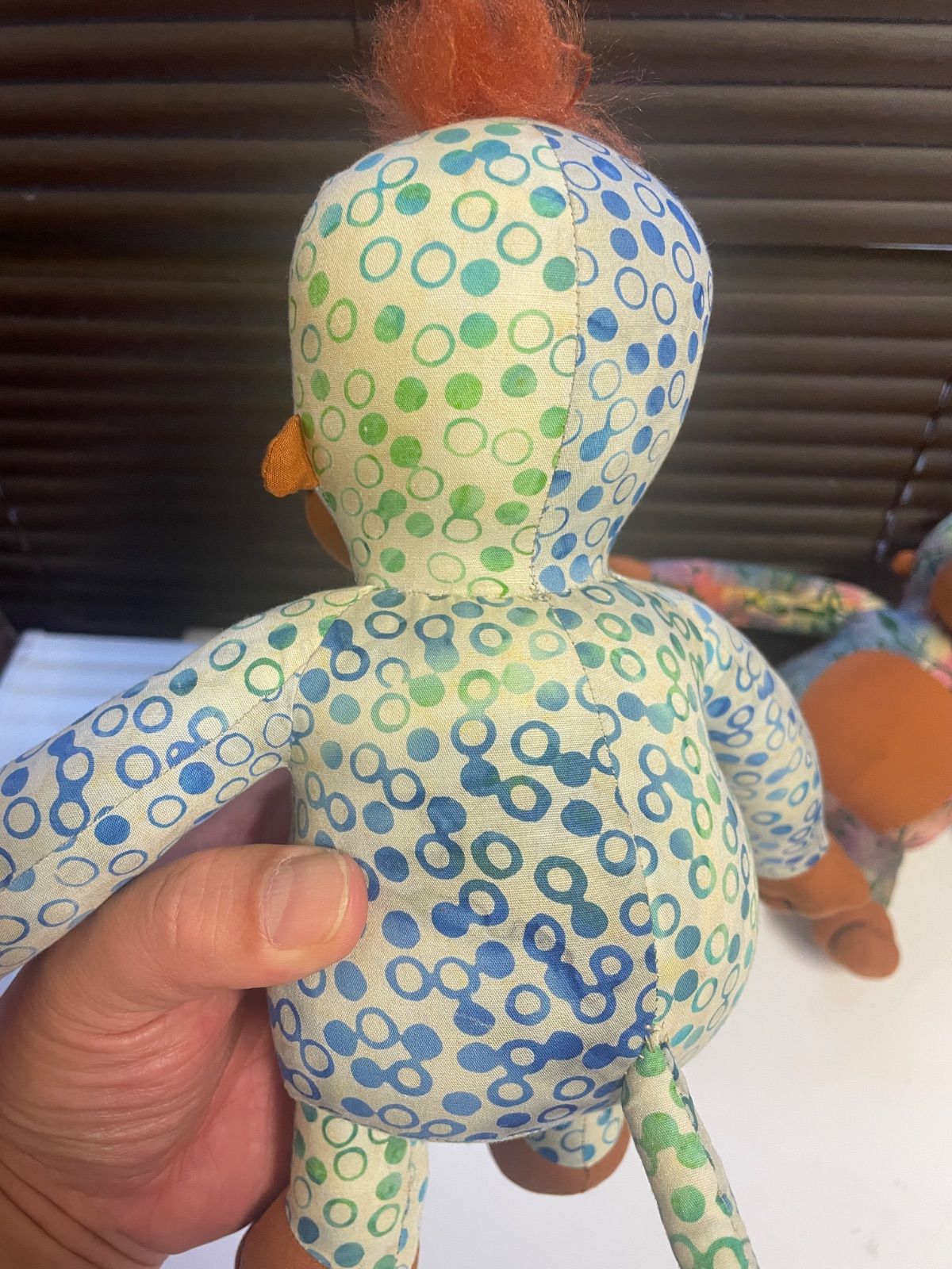 バリ島土産】カラフル猿ぬいぐるみ2個セット 25cm - メルカリ