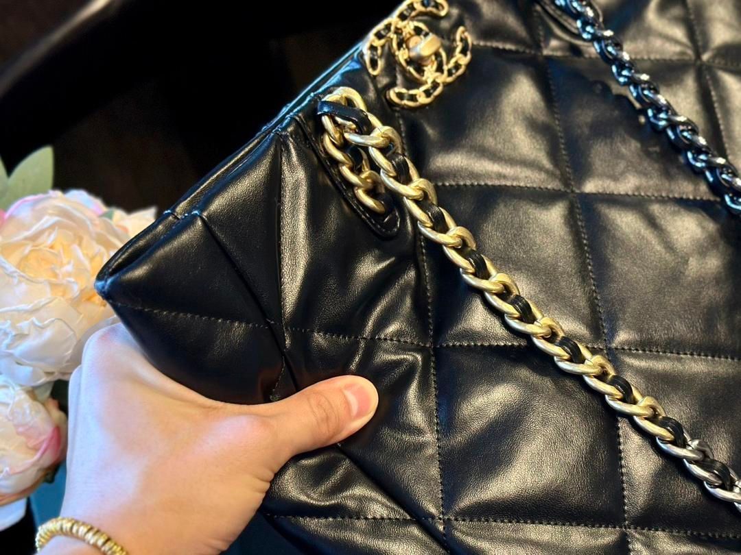 CHANEL ブラック キルティング ボディバッグ シャネルの大人っぽいダイヤモンドキルティングのブラック