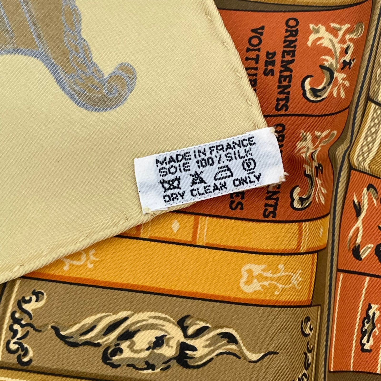 HERMÈS エルメス　カレ42cm葉模様 イエロースカーフ【ヴィンテージ品】 HERMÈS エルメス カレ42cm葉模様 イエロースカーフ