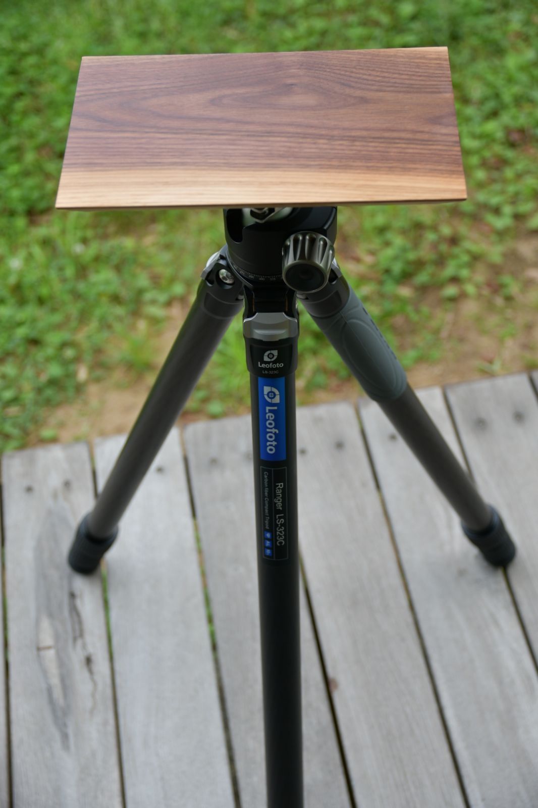 アウトドア テーブル/チェア ウォールナット無垢材一枚板　三脚テーブル　サイドテーブル