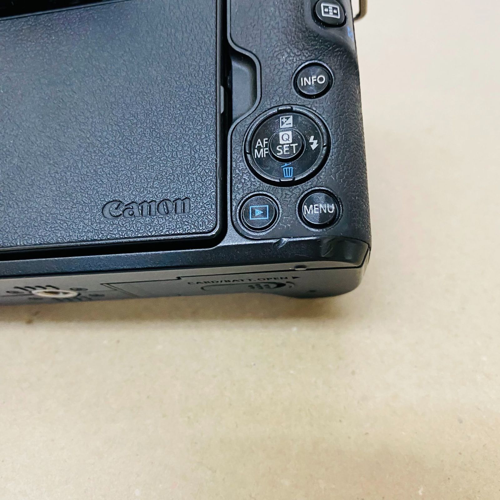 キャノン 　Canon EOS Kiss M　ブラック 　EF-M 15-45mm  F 3.5-6.3 　IS STM 　レンズキット 充電器、バッテリー付属 C2114  80サイズ発送