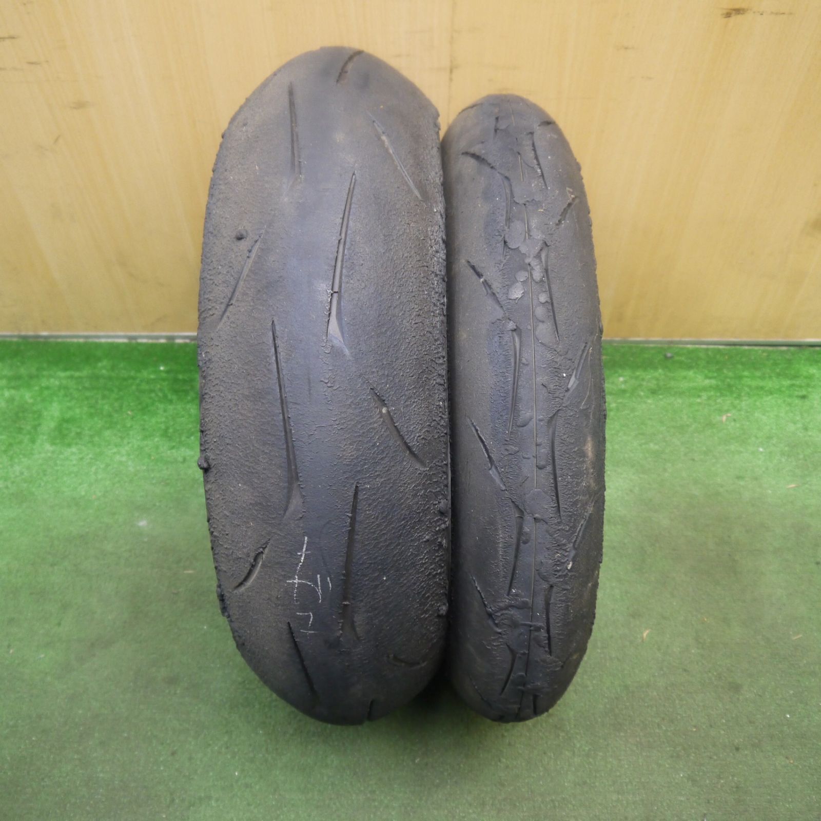 秋の新作が早くも激安！ 前後2本セット バイク タイヤ 120 600R17 180 640R17 ブリヂストン バトラックス レーシング R10R レース 17インチ CBR600RR 等 5092211Hノタ 魅力のある