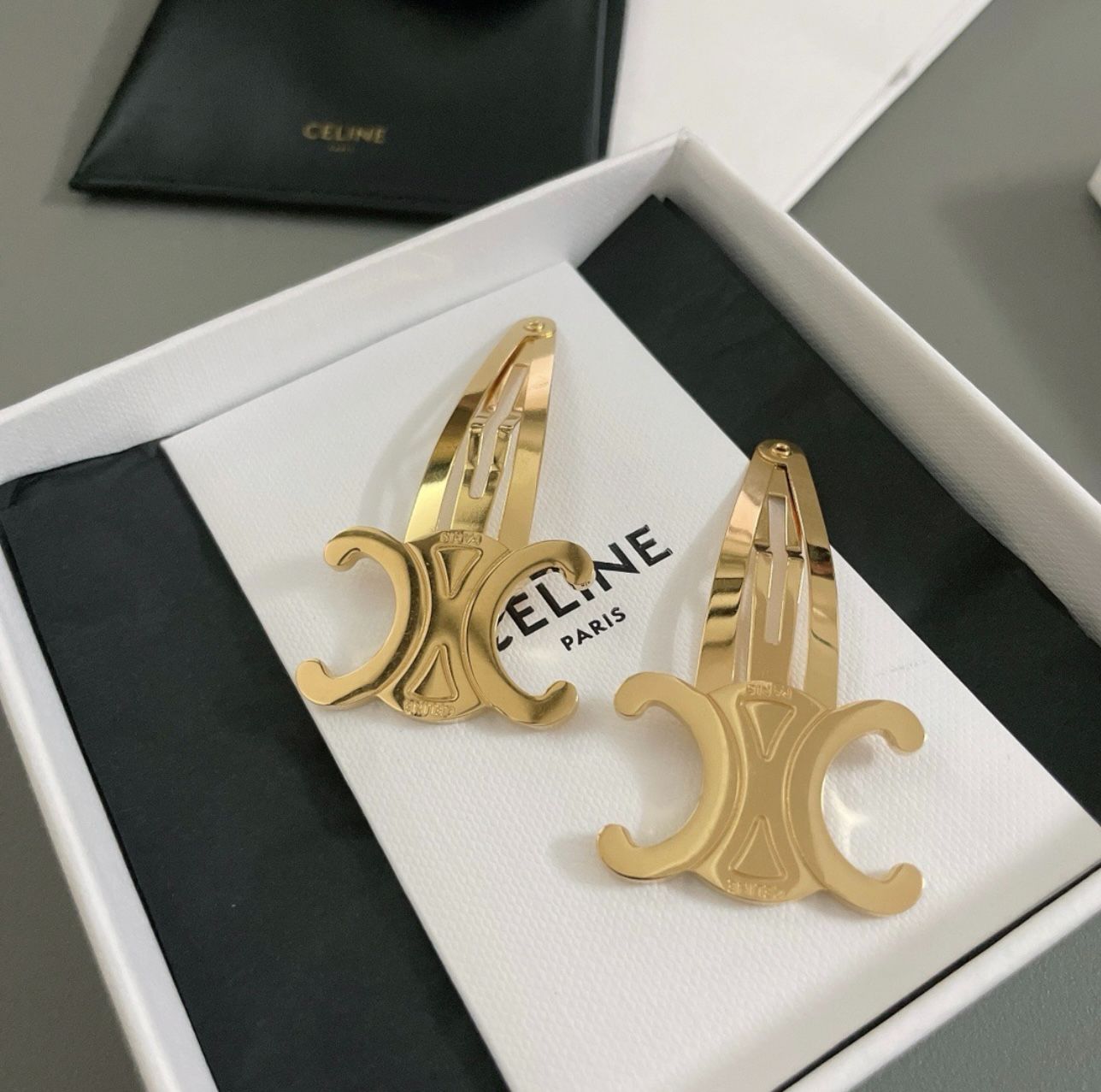 CELINE】SET OF 2 TRIOMPHE SNAP HAIR CLIPS ヘアピン 2個 (CELINE/ヘアアクセサリー)  46Z656BSL【BUYMA】