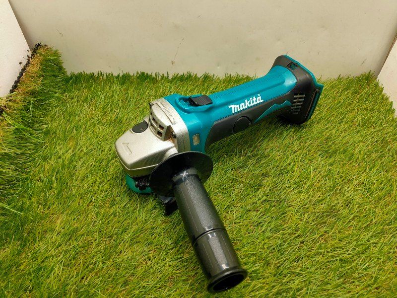 マキタ 充電式ディスクグラインダ 14.4V 3.0Ah 100mm 本体のみ|バッテリー 充電器別売 GA400DZ 動作 済み