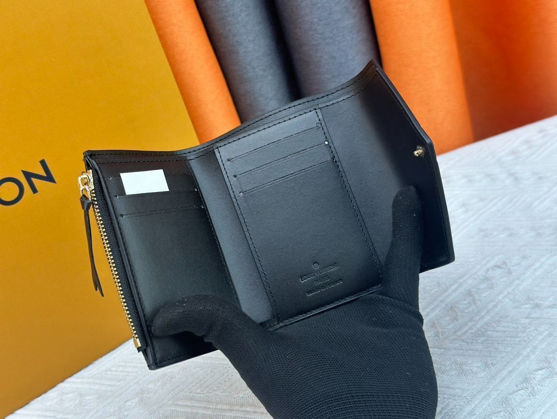 Victorine” コンパクトだがコインや紙幣ポケット