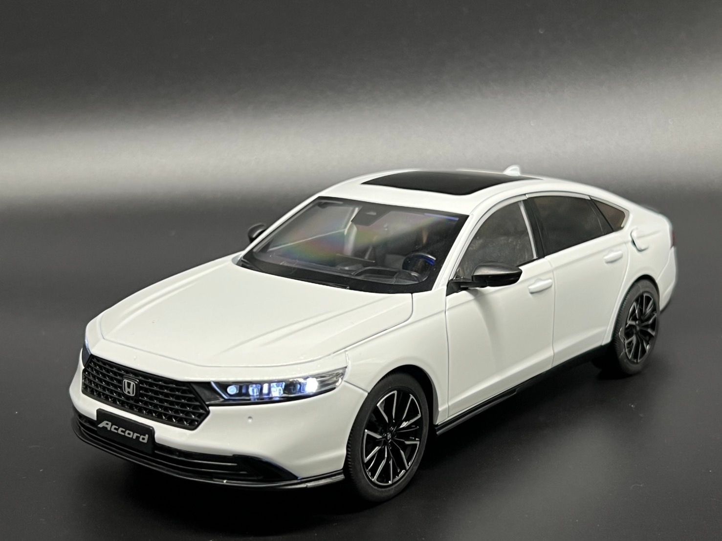 ホンダ / HONDA アコード 1/18 ミニカー ホワイト H204 ホンダ / HONDA アコード 1/18 ミニカー ホワイト H204 - メルカリ