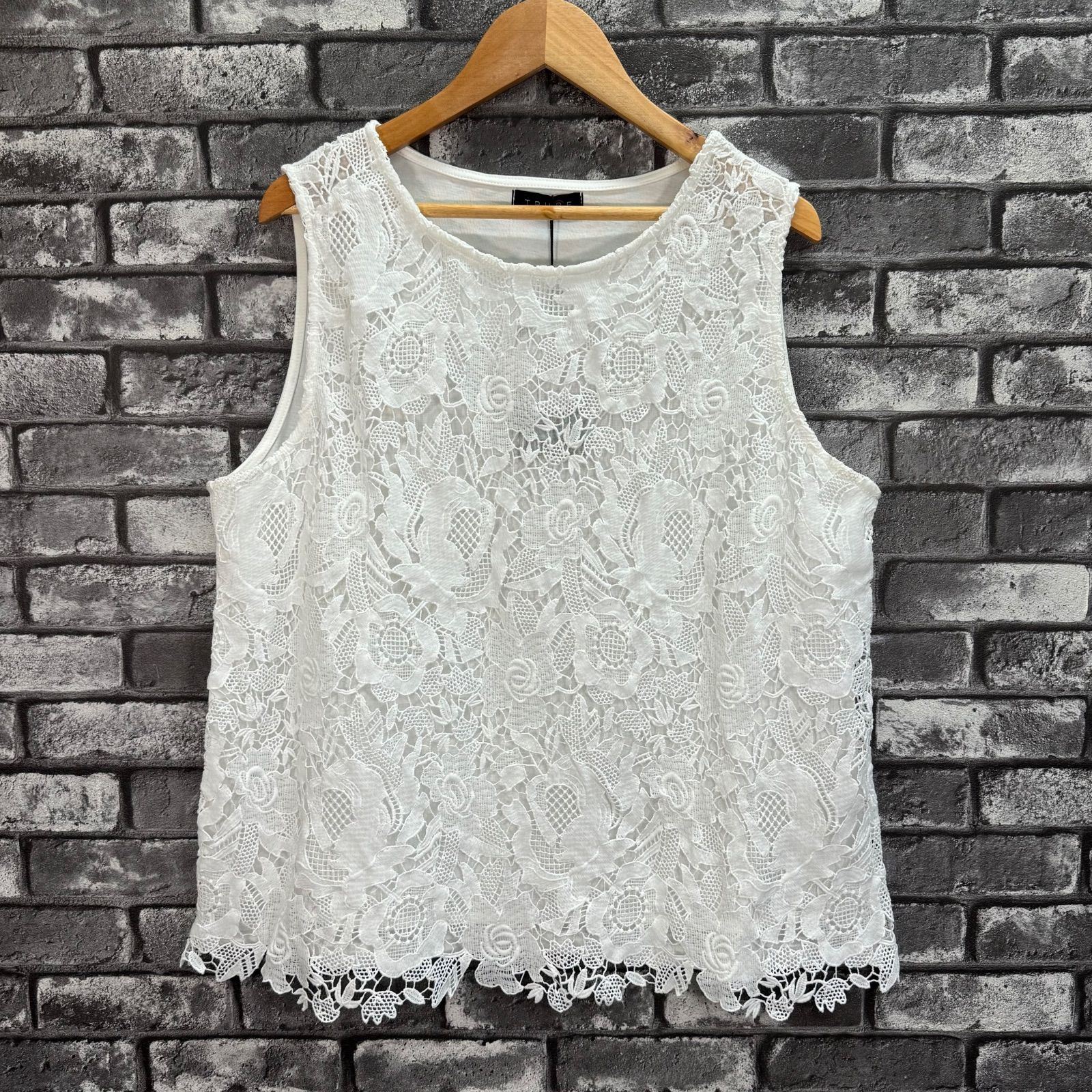 新品 未使用 タグ付き】 【TRUBE】 フラワーレース ノースリーブ