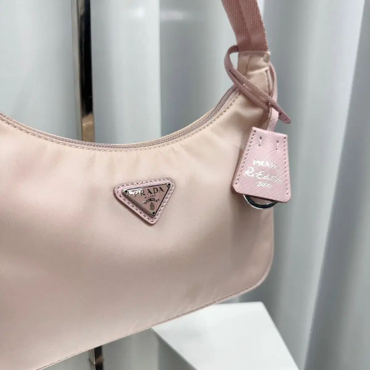 【直営店】PRADA Re-Edition 2000 ナイロンホーボーバッグ 正規品 PRADA(プラダ) Re-Nylon 2000 ホーボーバッグ ／ 単品