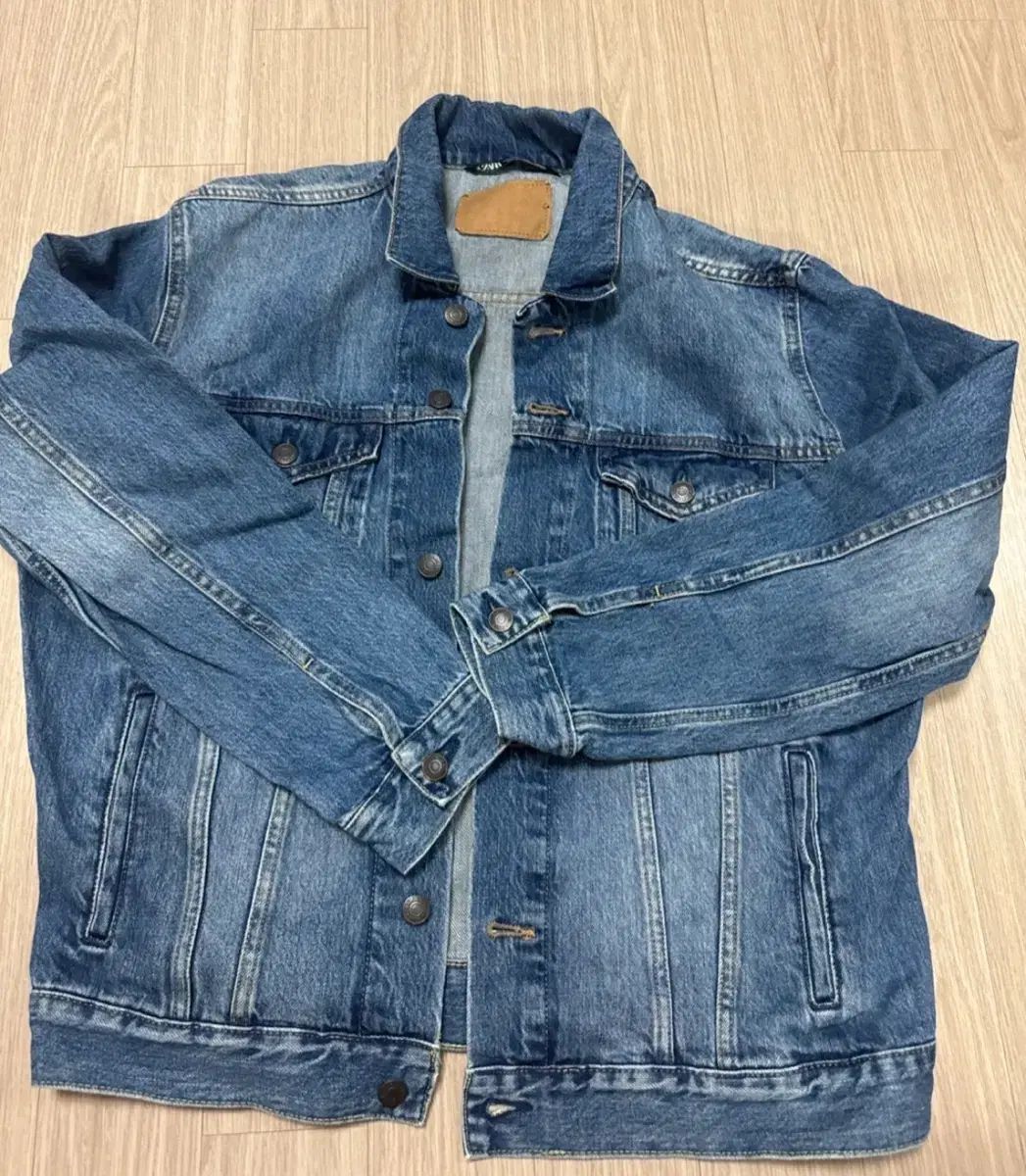 Zaraジーンズジャケットを販売しています