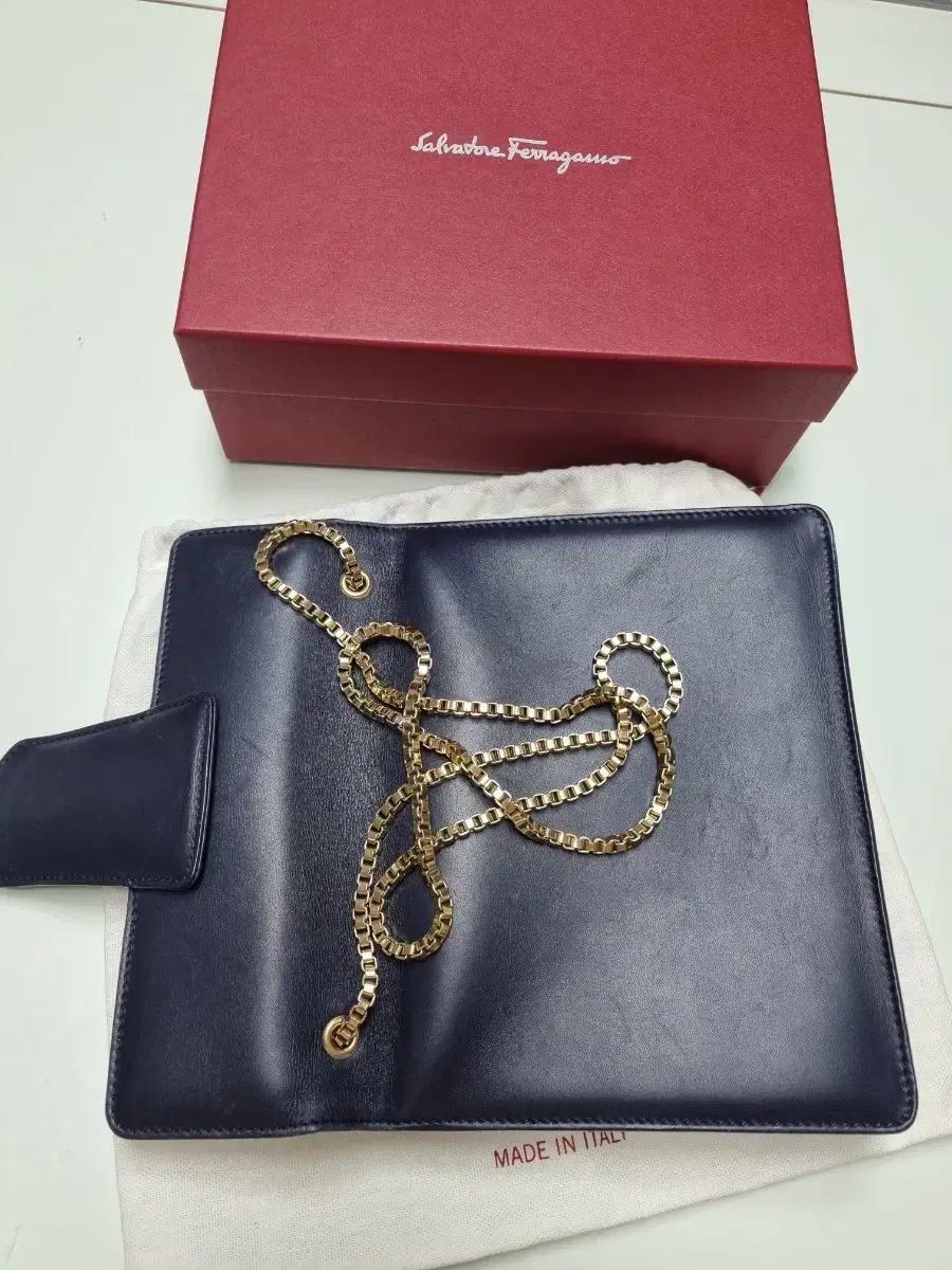 クロスチェーンバッグ