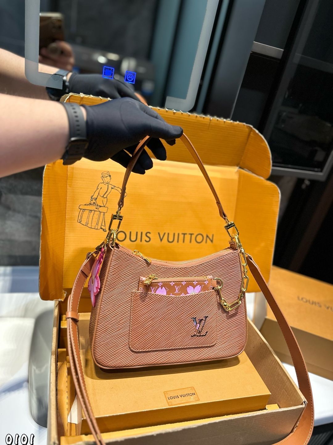 ❣️極美品❣️箱布袋付❣️LOUIS VUITTON❣️６連キーケース❣️おまけ紙袋付❣️ 三つ折りキーケース シュリンク | ZKY02GS | マスミ鞄嚢株式会社