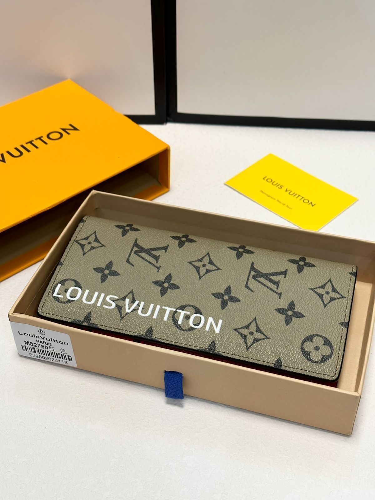 老花と赤色の長財布