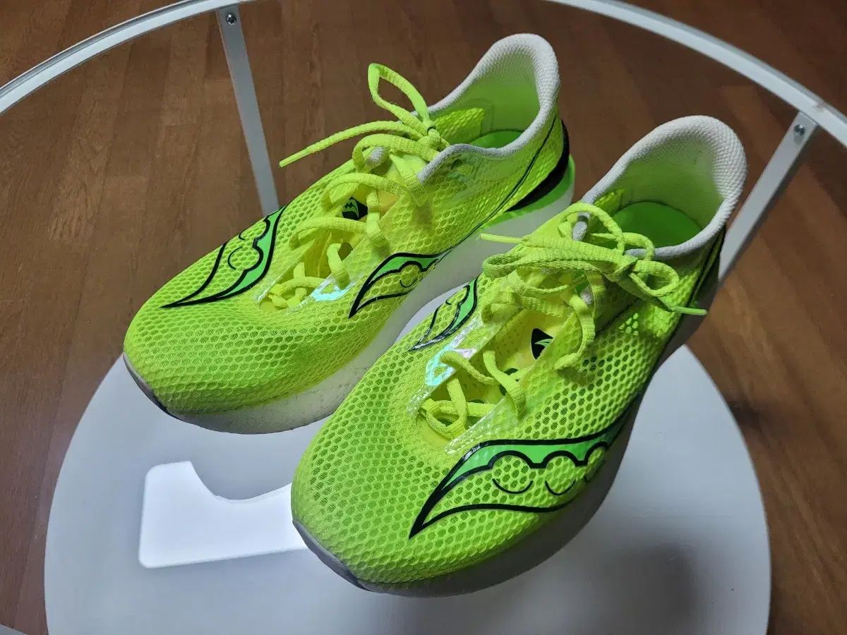 Saucony(サッカニー) エンドルフィン プロ 3 280 蛍光ネオン