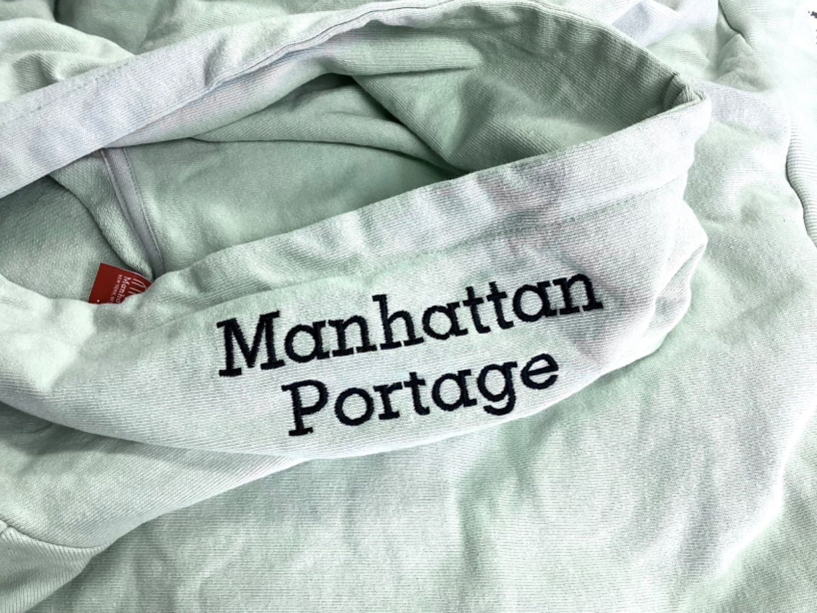 Manhattan Partage マンハッタンポーテージ　スウェットパーカー　ミントグリーン　フードブランドロゴ刺しゅうあり　左胸ロゴ刺しゅうあり　左袖ブランドロゴワッペンあり　メンズ　Mサイズ