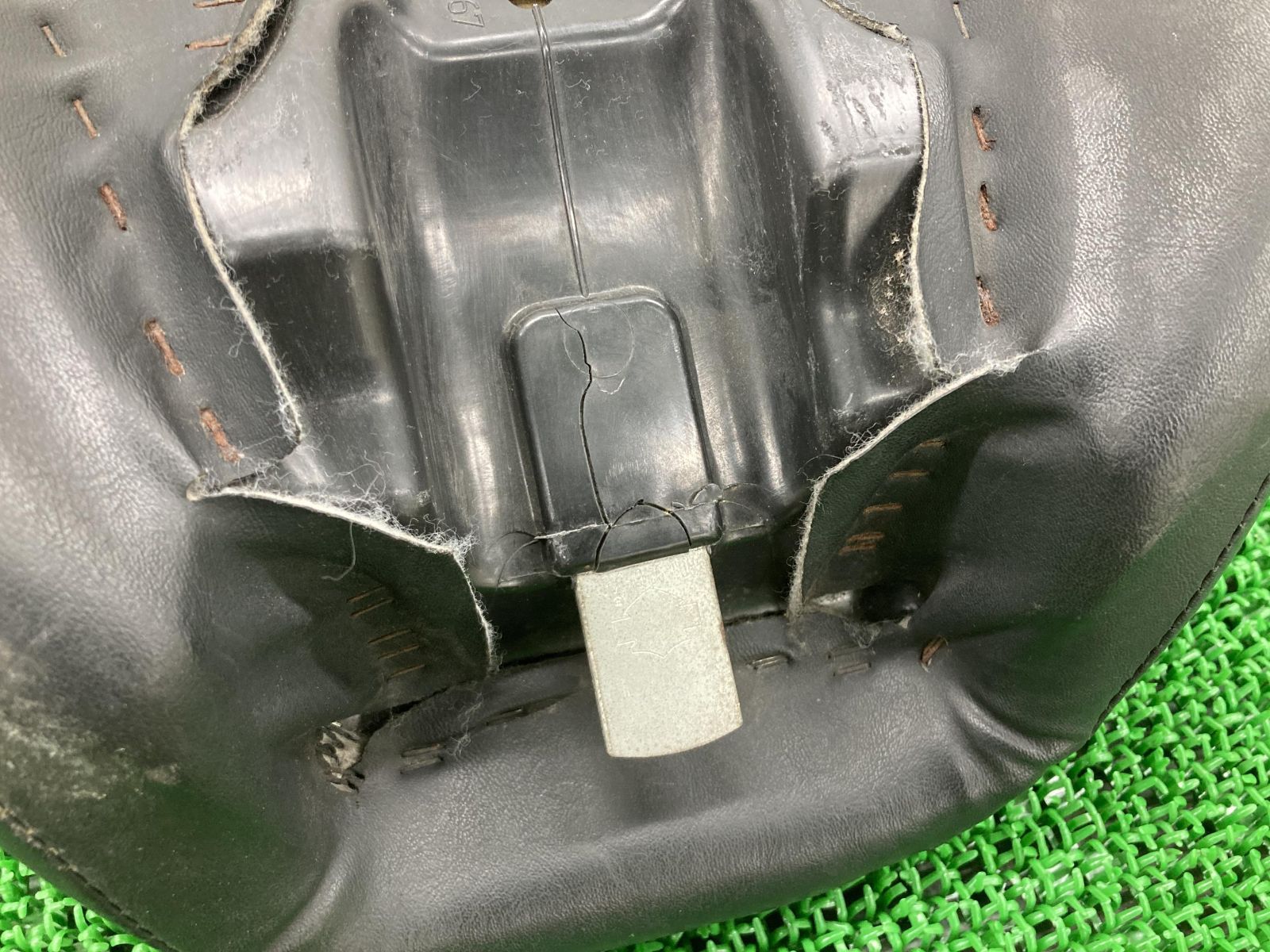 FXDC1580 シート ハーレー 純正 中古 バイク 部品 ダイナ スーパー