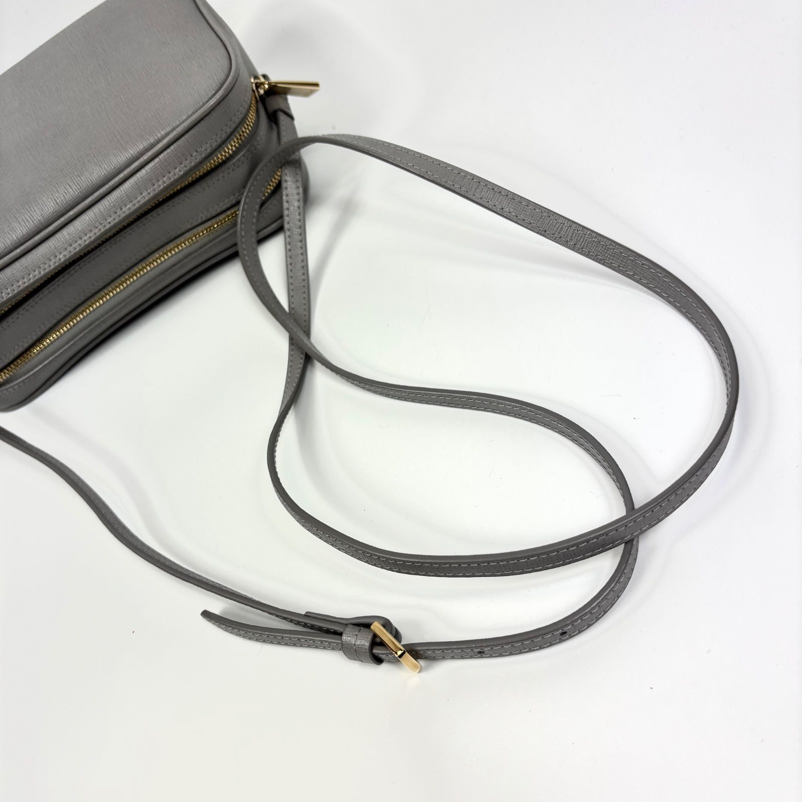 FURLA フルラ リリー ショルダーバッグ 斜め掛け ライトグレー カメラ
