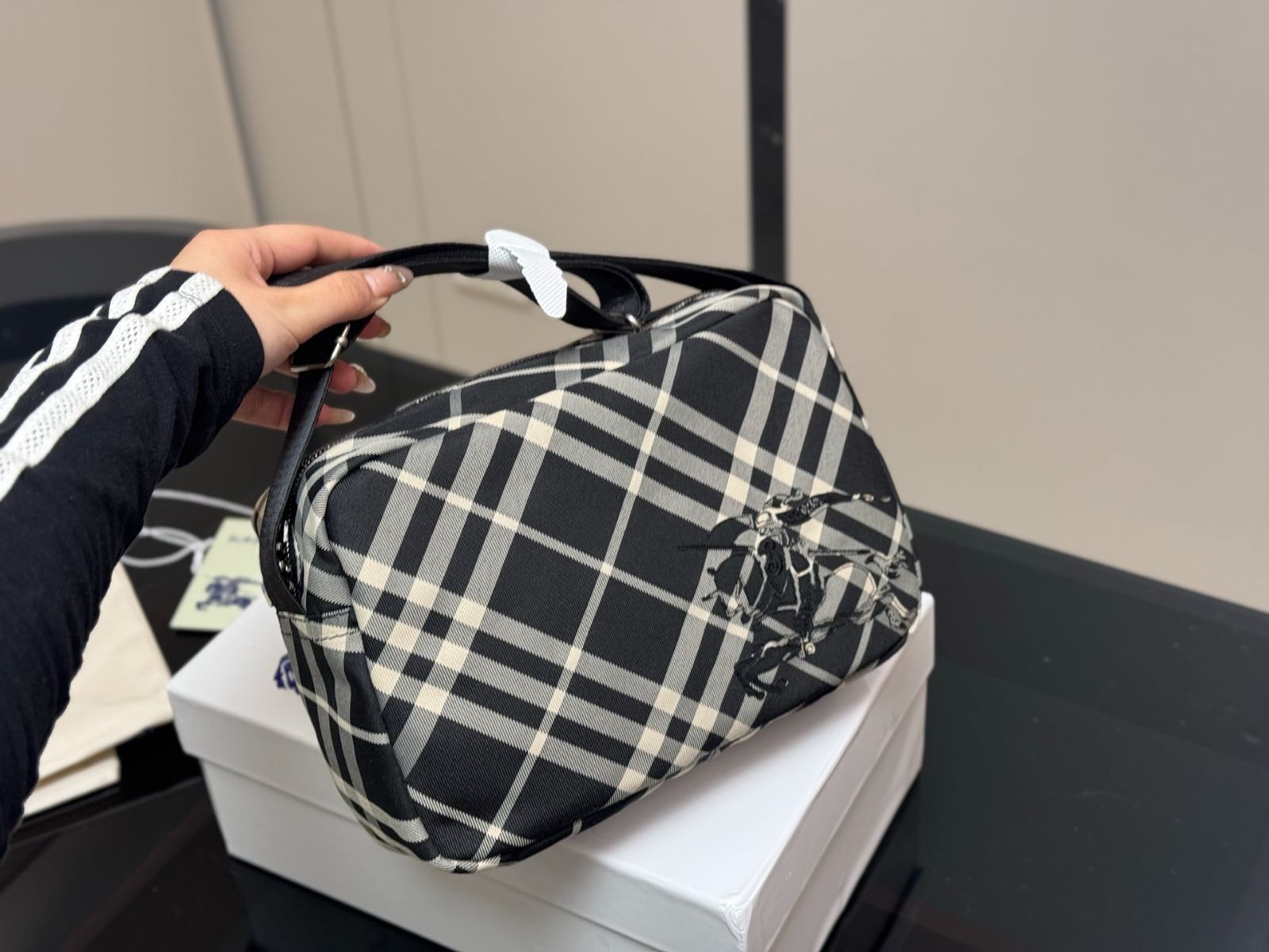 今日 Burberry 新デザインカメラバッグ サイズ 26×18cm 最新生地のグレーンチェック 送料無料 今の在庫はセール価格