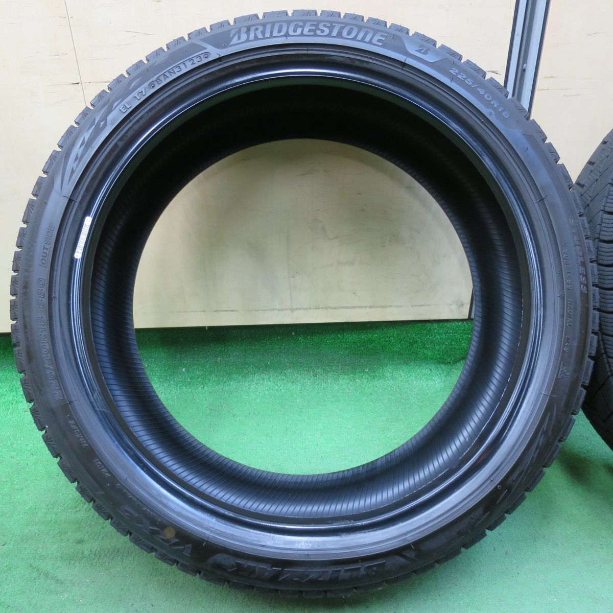 送料無料] バリ溝！23年！9.5分以上☆スタッドレス 225/40R18 
