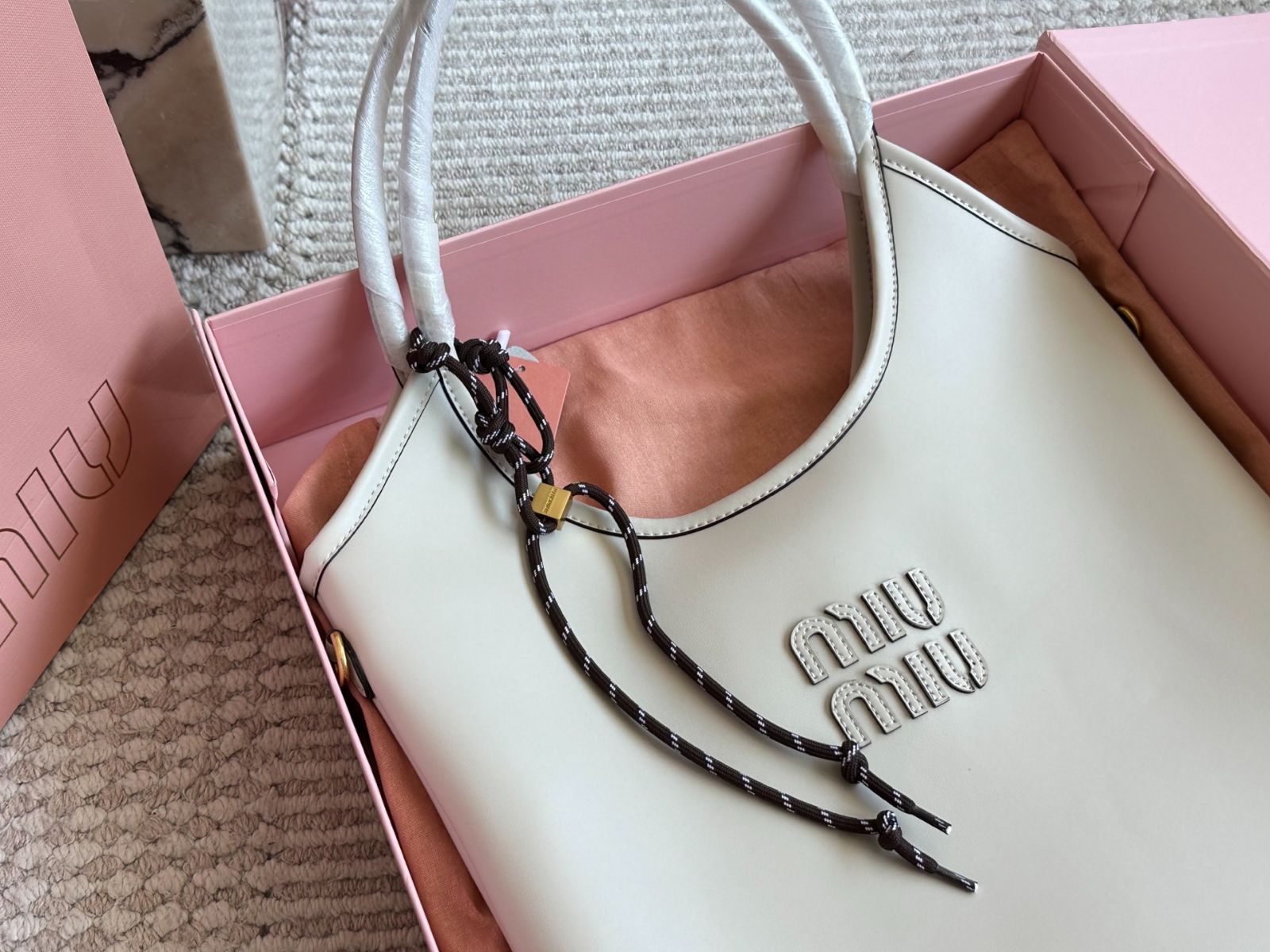 MIU MIU 2025年新作 トートバッグ - スタイリッシュな大型サイズ