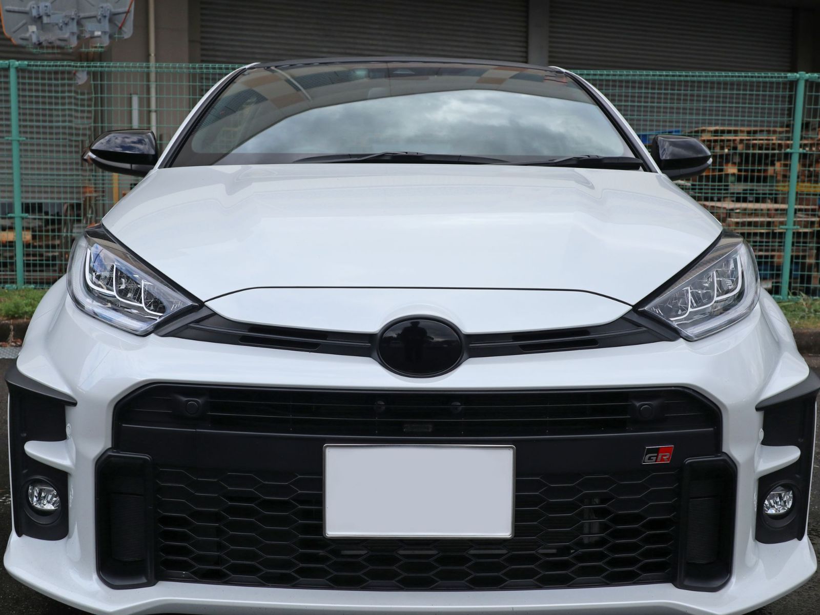 Tint+何度も貼れるエンブレム スモークフィルム(ブラックスモーク5％ 前後セット) GRヤリス GXPA16/MXPA12 gr ヤリス yaris mxpa16 gxpa12