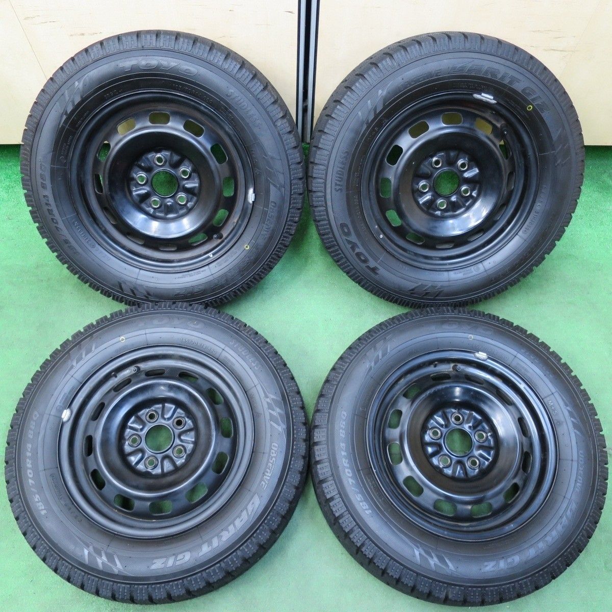 タイヤほぼ未使用！22年☆スタッドレス 185/70R14 トーヨー