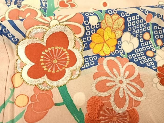 高島屋縫製、大正ロマン風鮮やかなオレンジ色に雪輪と蝶文様の金駒刺繍が華やかな振袖 高島屋縫製、大正ロマン風鮮やかなオレンジ色に雪輪と蝶文様の金